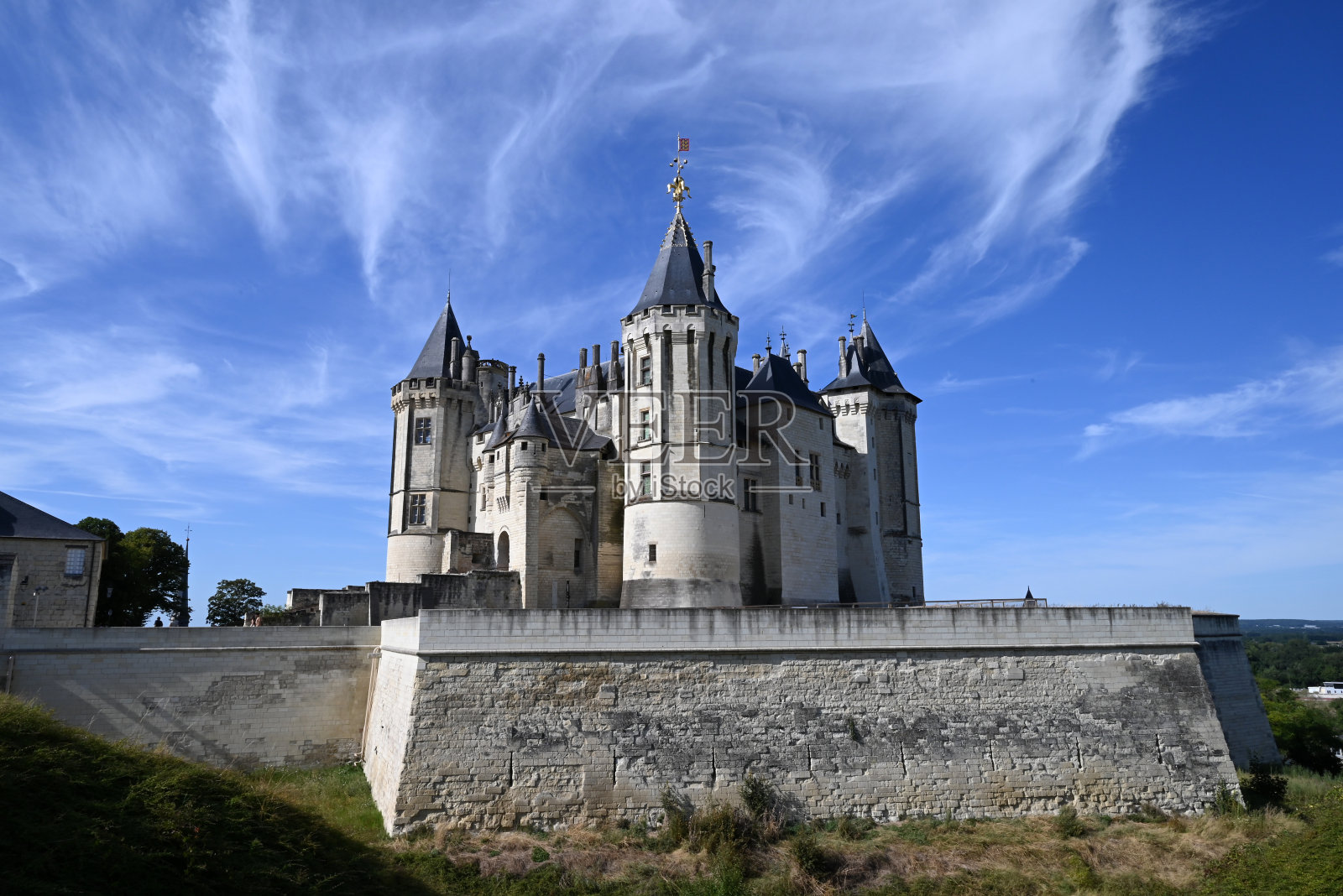 阳光明媚的日子里的索穆尔城堡照片摄影图片