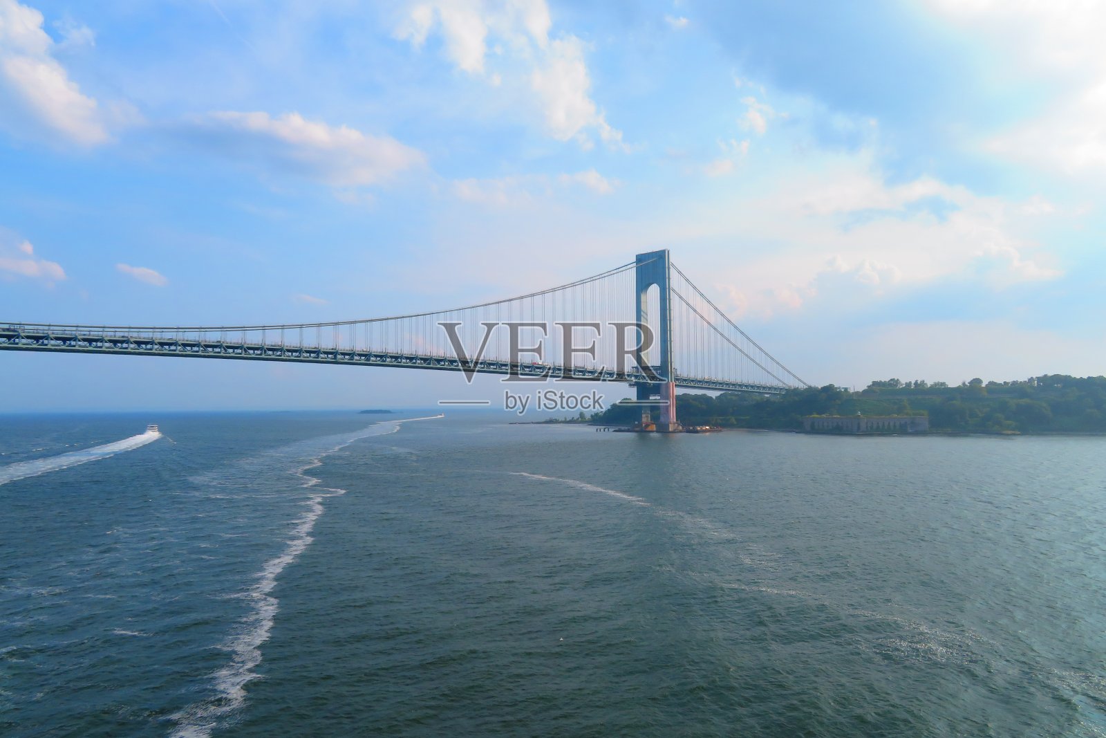 从游轮上看韦拉扎诺海峡大桥照片摄影图片