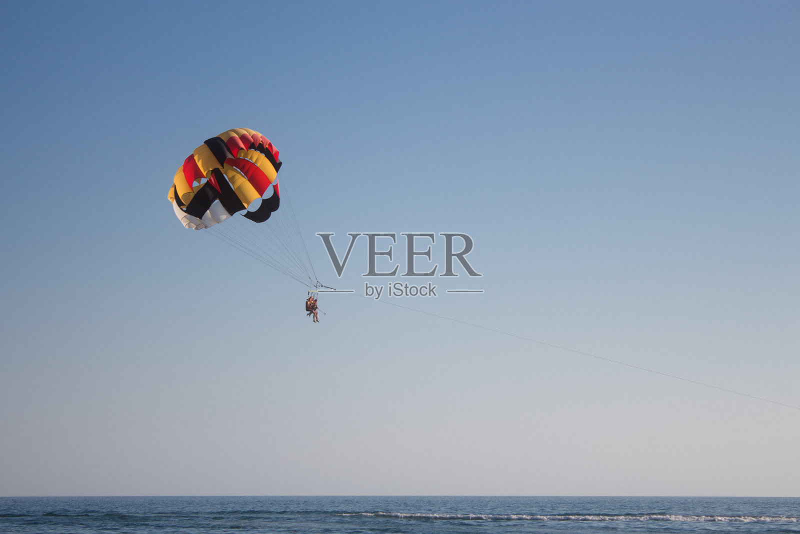 降落伞在海上飞行照片摄影图片