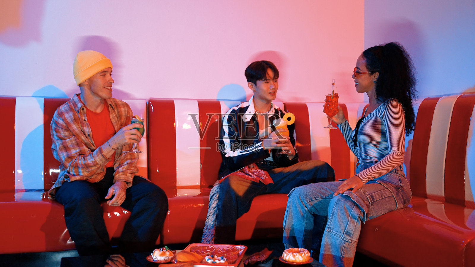 多元文化的朋友碰杯庆祝他们的团队合作。盛宴。照片摄影图片