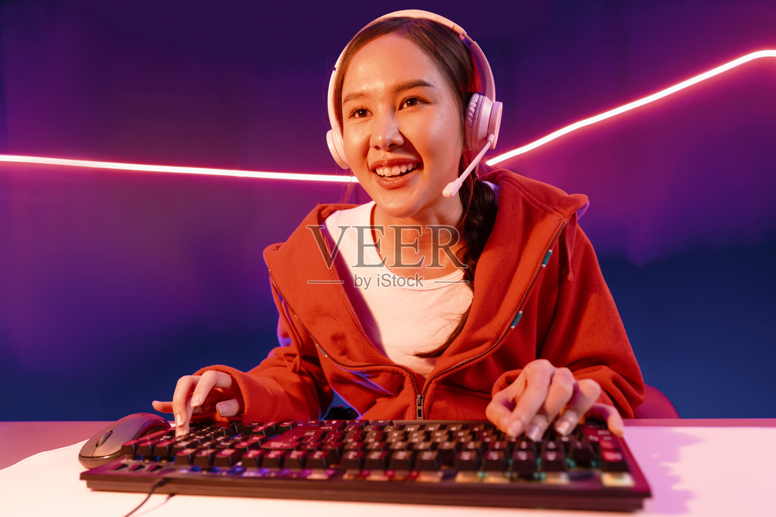 主持人频道微笑着亚洲人戴着耳机在电话上录音。战略。照片摄影图片