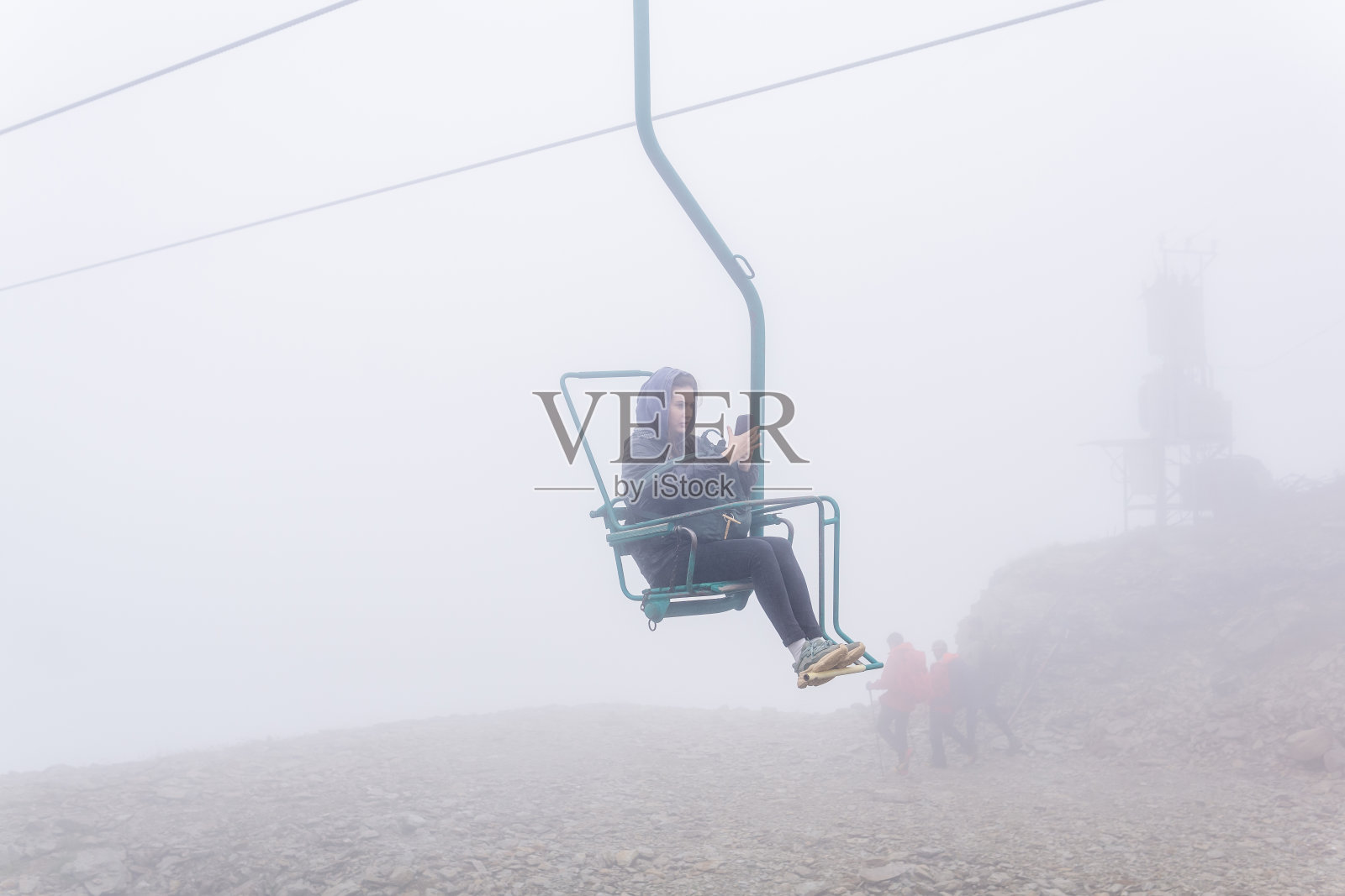 游客乘坐缆车前往俄罗斯特尔斯科尔的切格特山照片摄影图片