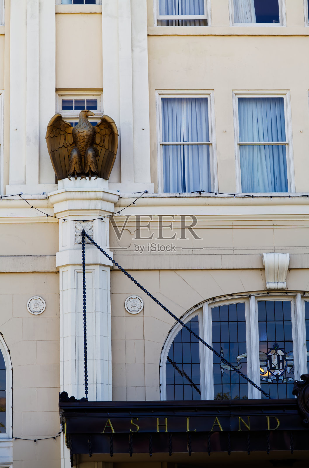 老鹰雕像在老酒店的建筑细节照片摄影图片
