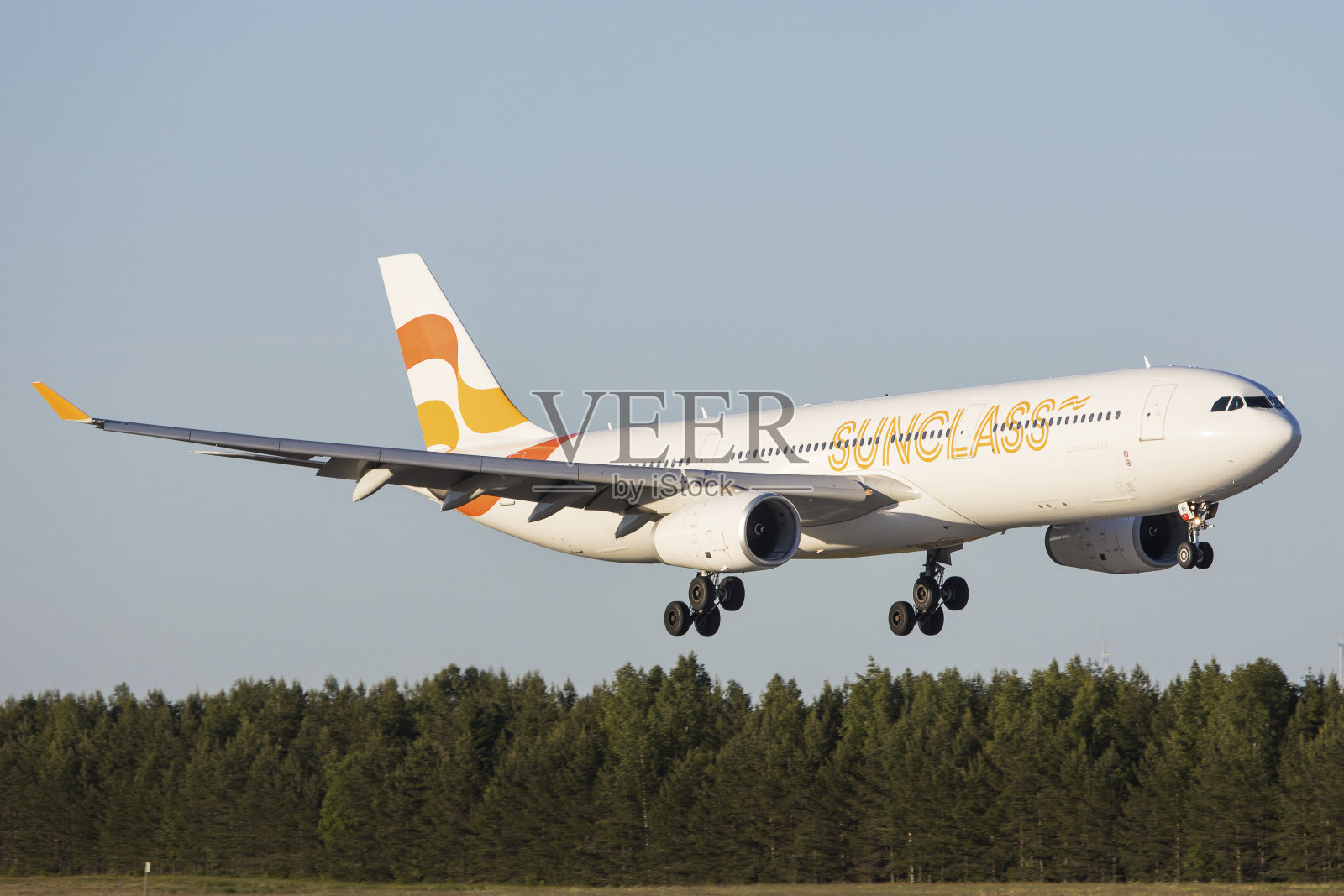 太阳级空客A330宽体客机从一个阳光明媚的度假目的地降落在奥斯陆照片摄影图片