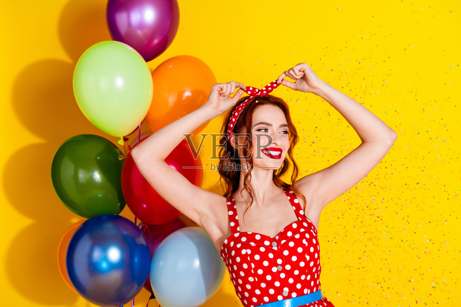 迷人的开朗的女士穿着时髦的沙拉芬庆祝派对的照片，在黄色的背景上看起来空无一物照片摄影图片