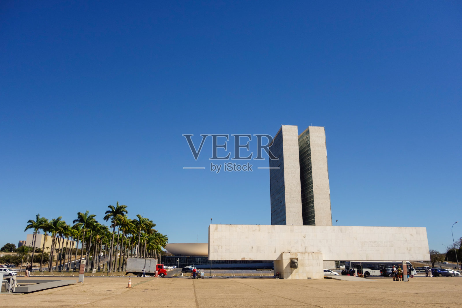 巴西，巴西利亚:拥有政府总部和雕塑的三国广场照片摄影图片