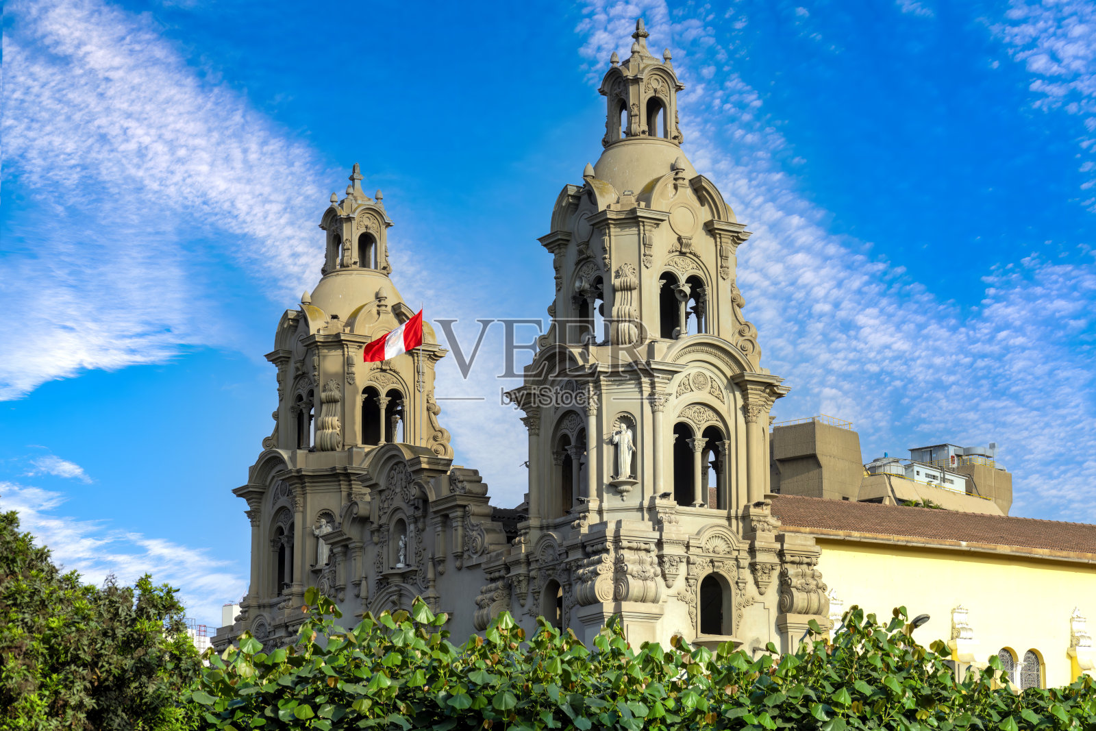 秘鲁利马，肯尼迪公园前米拉弗洛雷斯的圣母米拉格罗萨教堂照片摄影图片