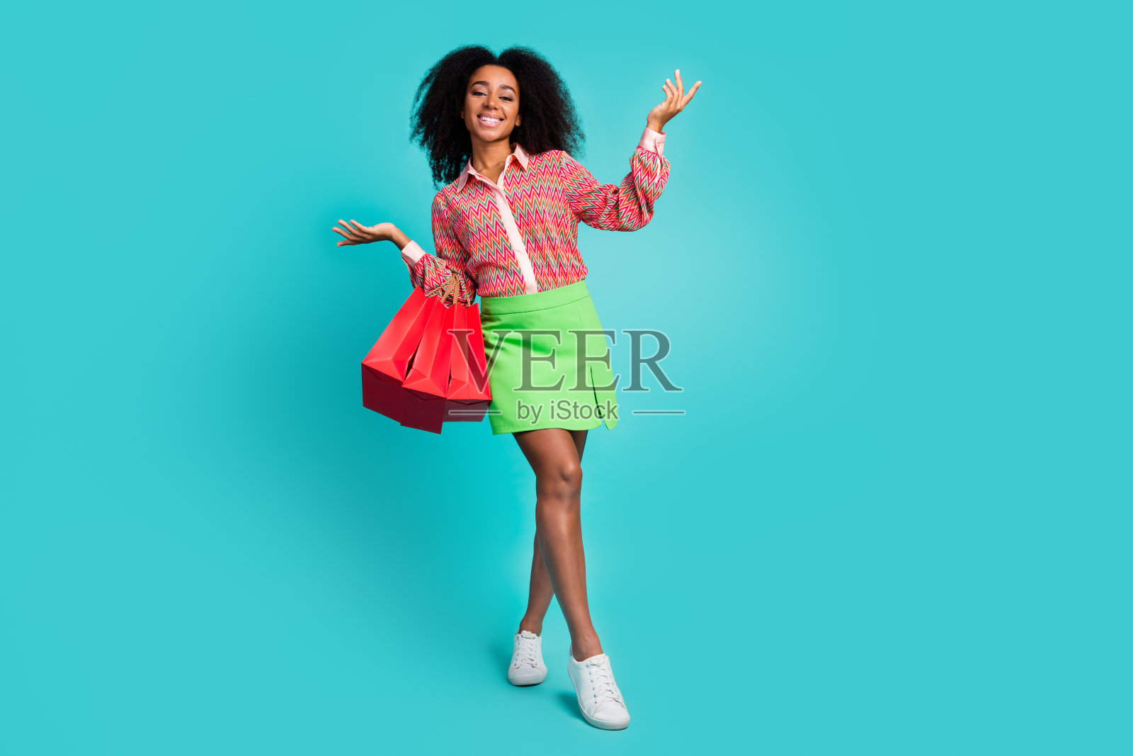 全身照片迷人的积极的女人穿印花衬衫走抱着购物者空的空间孤立的绿松石色背景照片摄影图片