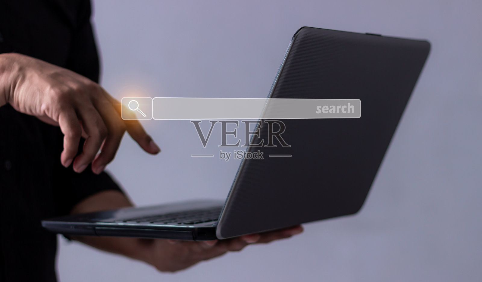 年轻人用手提电脑触摸搜索栏，搜索工作照片摄影图片