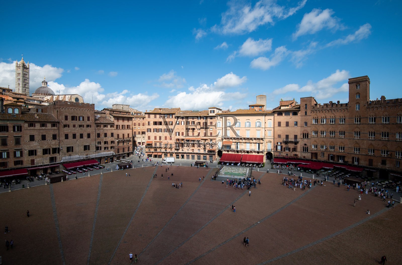 锡耶纳坎波广场，一个阳光明媚的早晨照片摄影图片