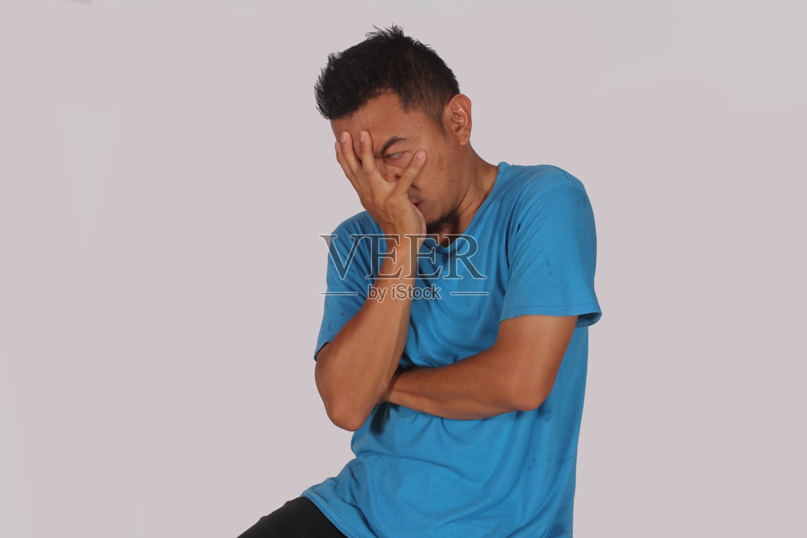 成熟的亚洲男人捂着脸露出失望的表情照片摄影图片