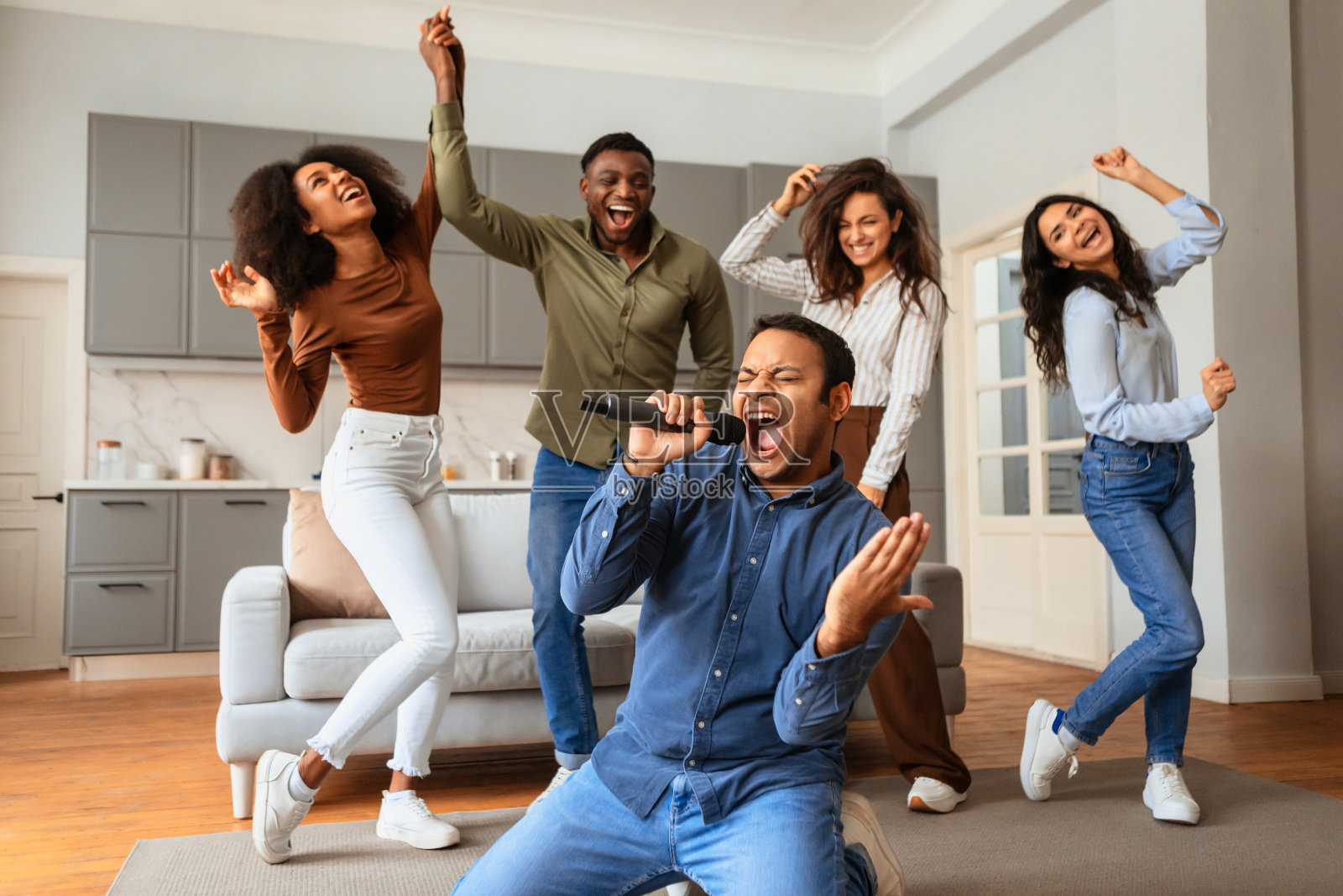 朋友们在家中充满活力地唱歌表演照片摄影图片