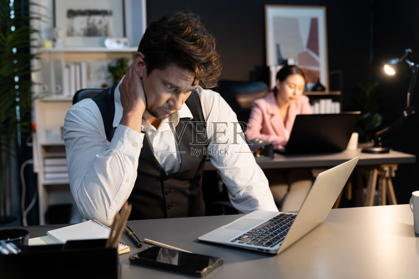 晚上坐着思考创意商业项目策划。假设。照片摄影图片