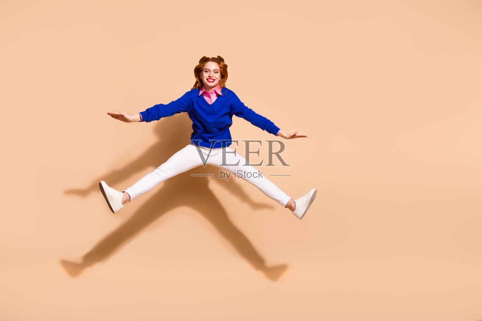 漂亮的年轻女子的全尺寸照片跳空穿套头衫孤立的米色背景照片摄影图片