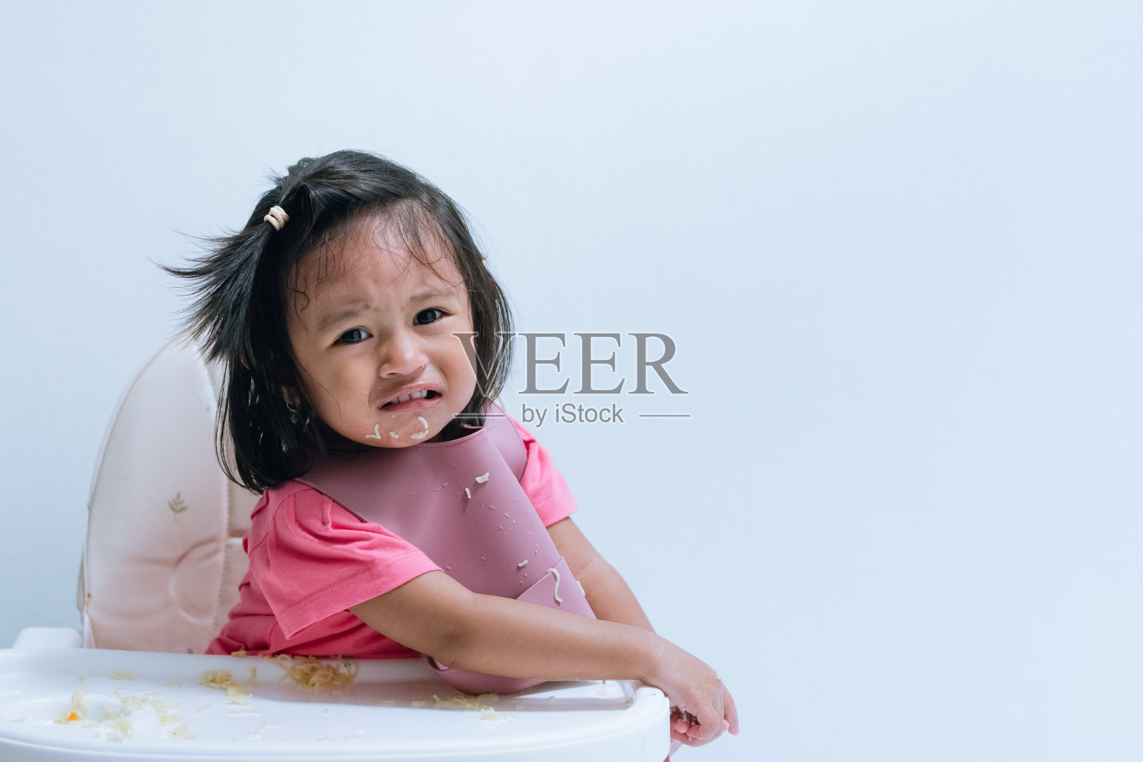 亚洲小孩享受着自制的面条和快乐的混乱照片摄影图片