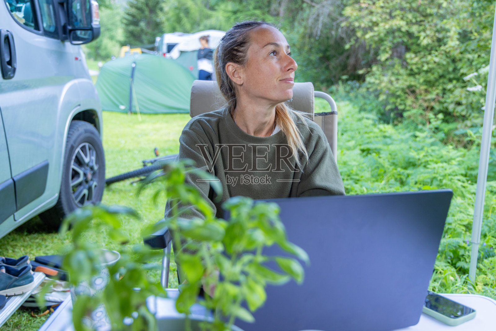 微笑的女人在露营地远程工作照片摄影图片