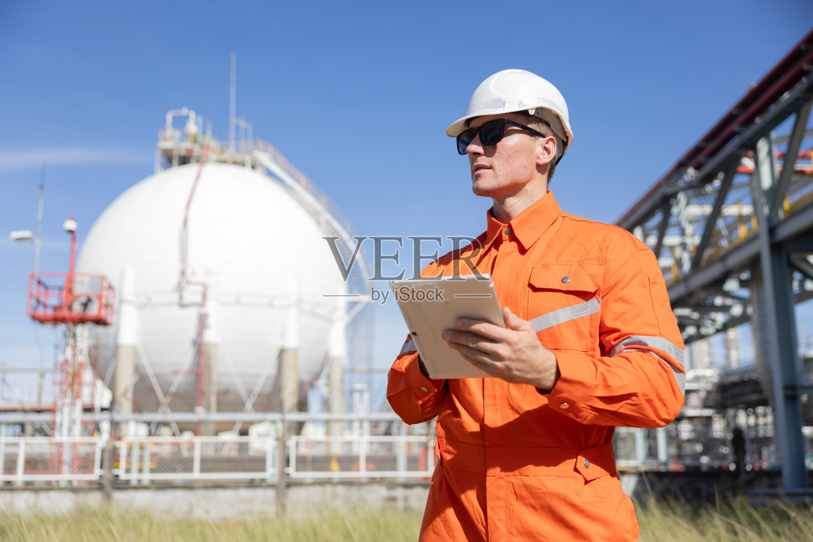 在炼油厂工作的石油工程师照片摄影图片