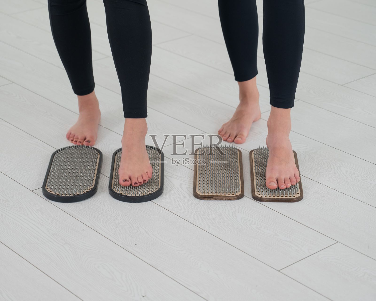 两个女人的脚在萨杜指甲上的特写。前视图。照片摄影图片