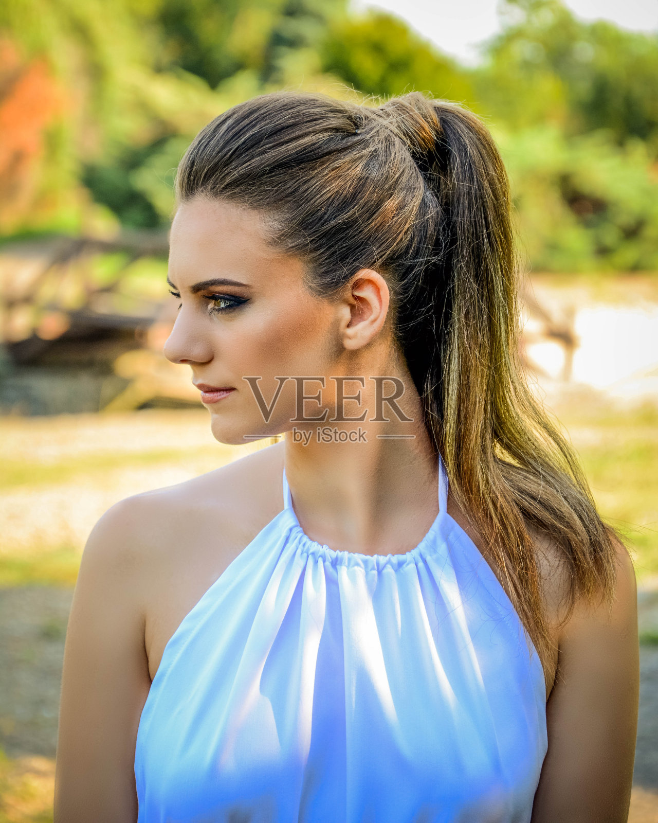 有思想的扎马尾辫的年轻女子特写照片摄影图片