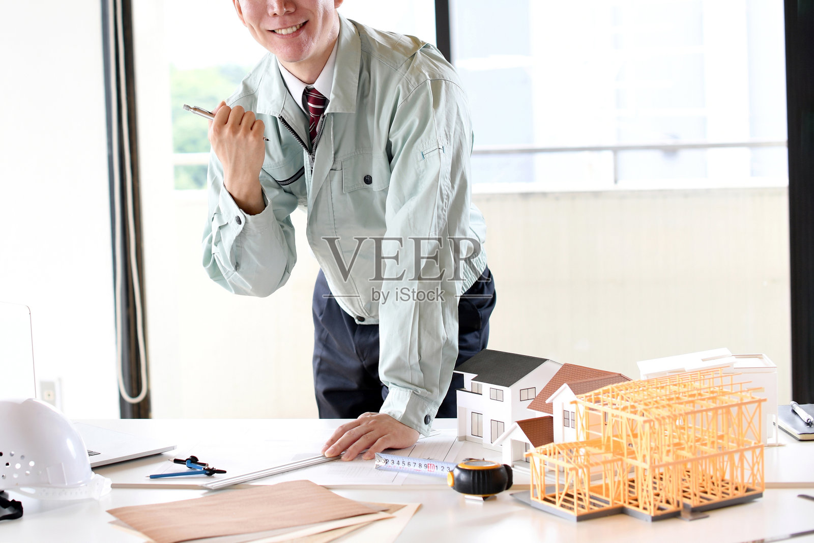 一个穿着工作服做建筑设计的年轻人照片摄影图片