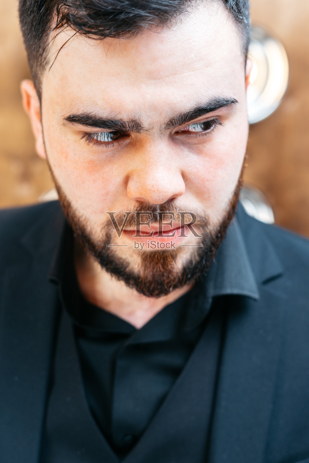 严肃、时尚、有吸引力的年轻人，留着胡子，穿着正装照片摄影图片