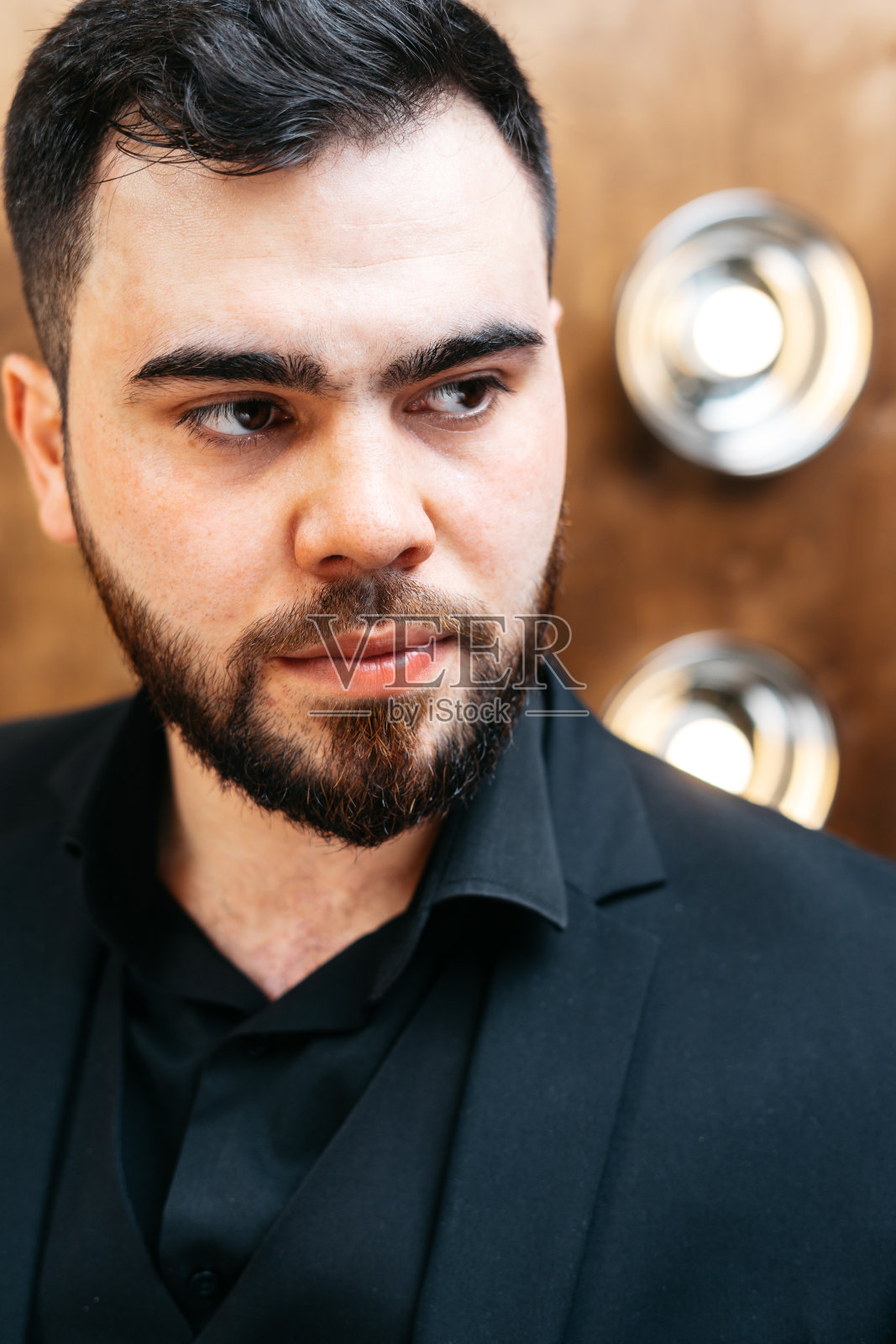 严肃、时尚、有吸引力的年轻人，留着胡子，穿着正装照片摄影图片