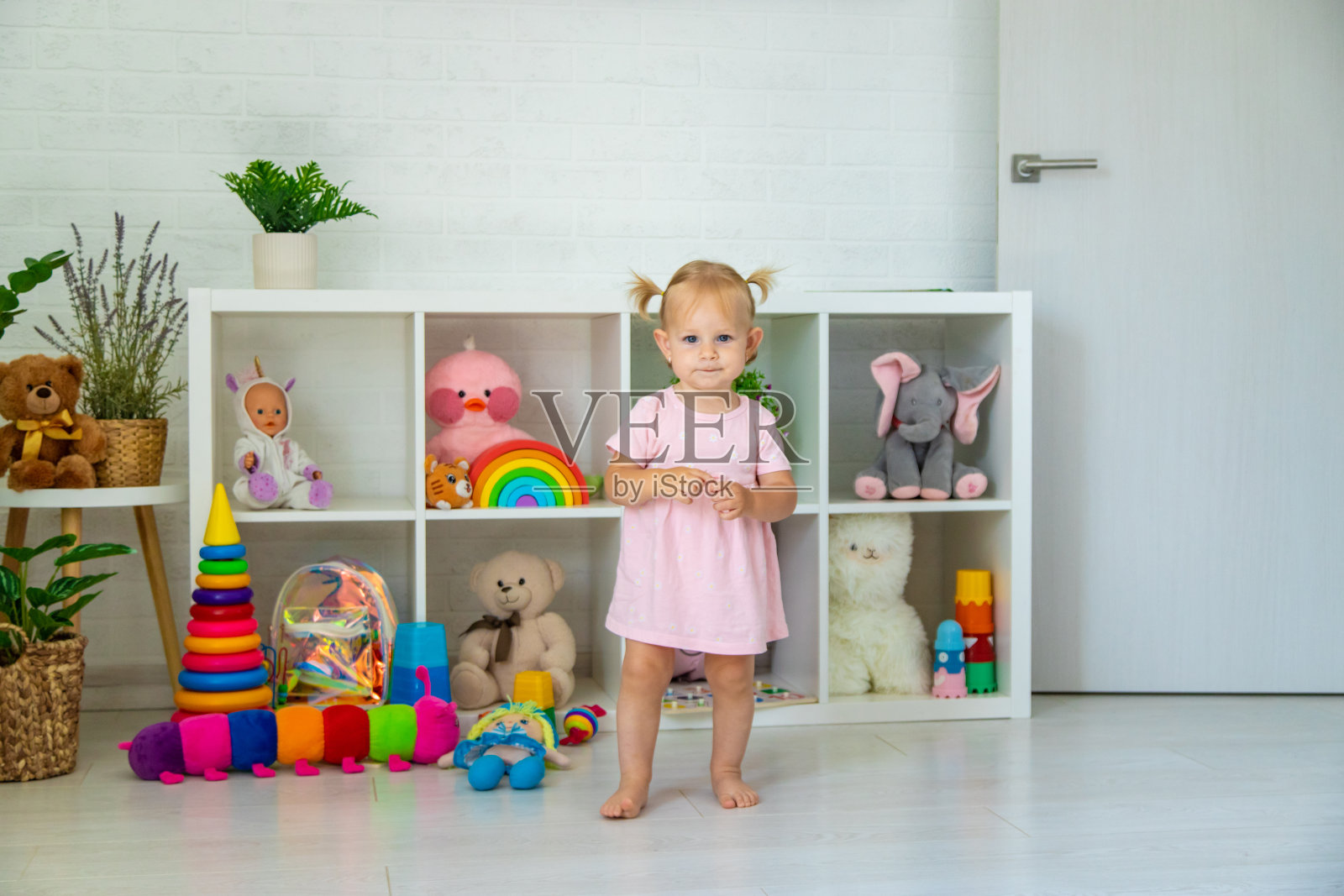 小女孩在玩玩具。有选择性的重点照片摄影图片