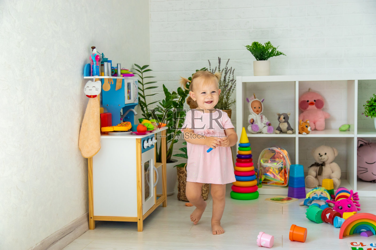 小女孩在玩玩具。有选择性的重点照片摄影图片