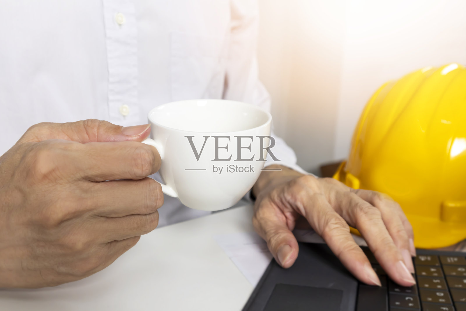 建筑工程师在工作，早上喝咖啡，早上开始做生意，工作的新想法照片摄影图片