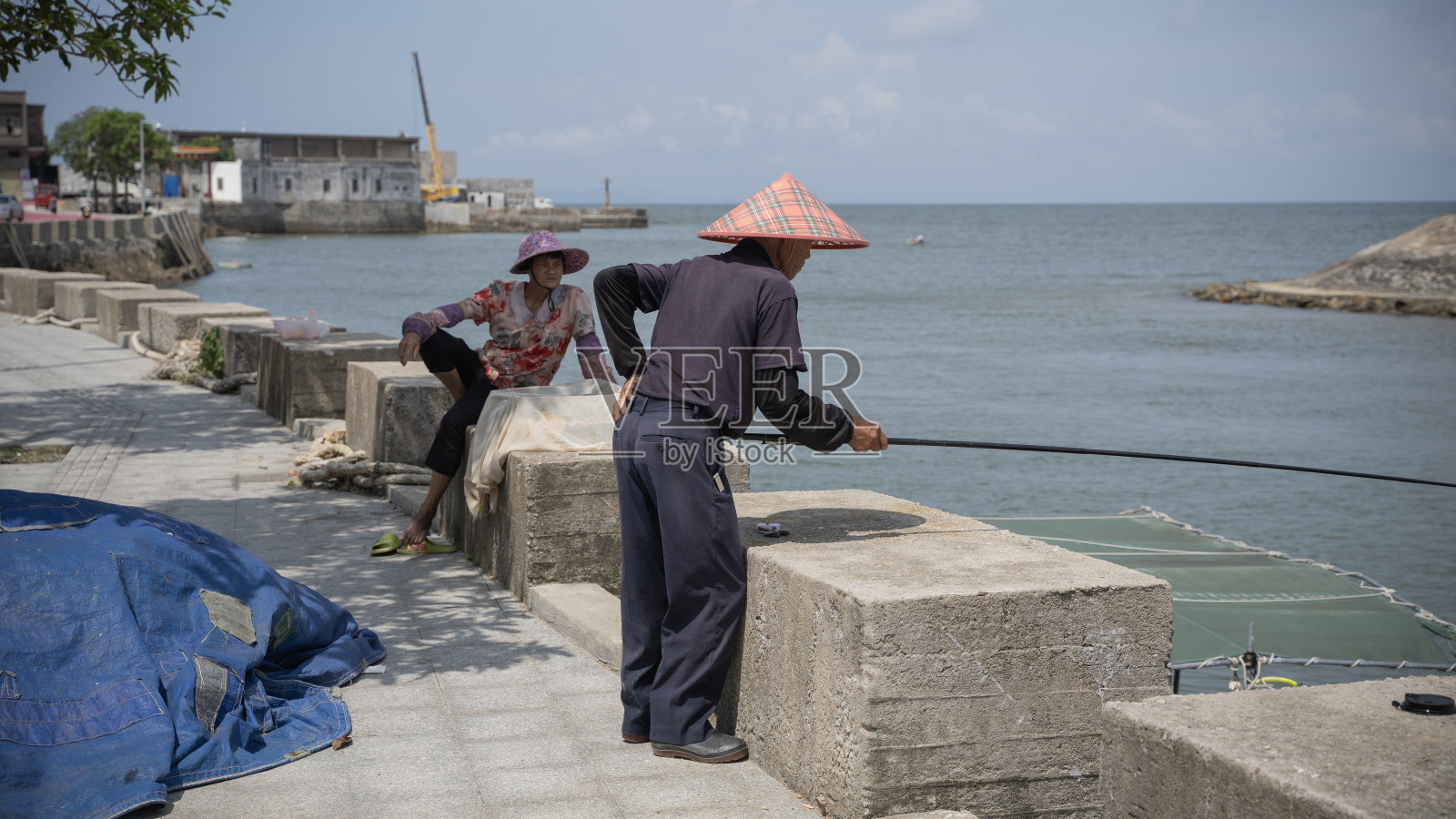 一个在港口的渔夫照片摄影图片