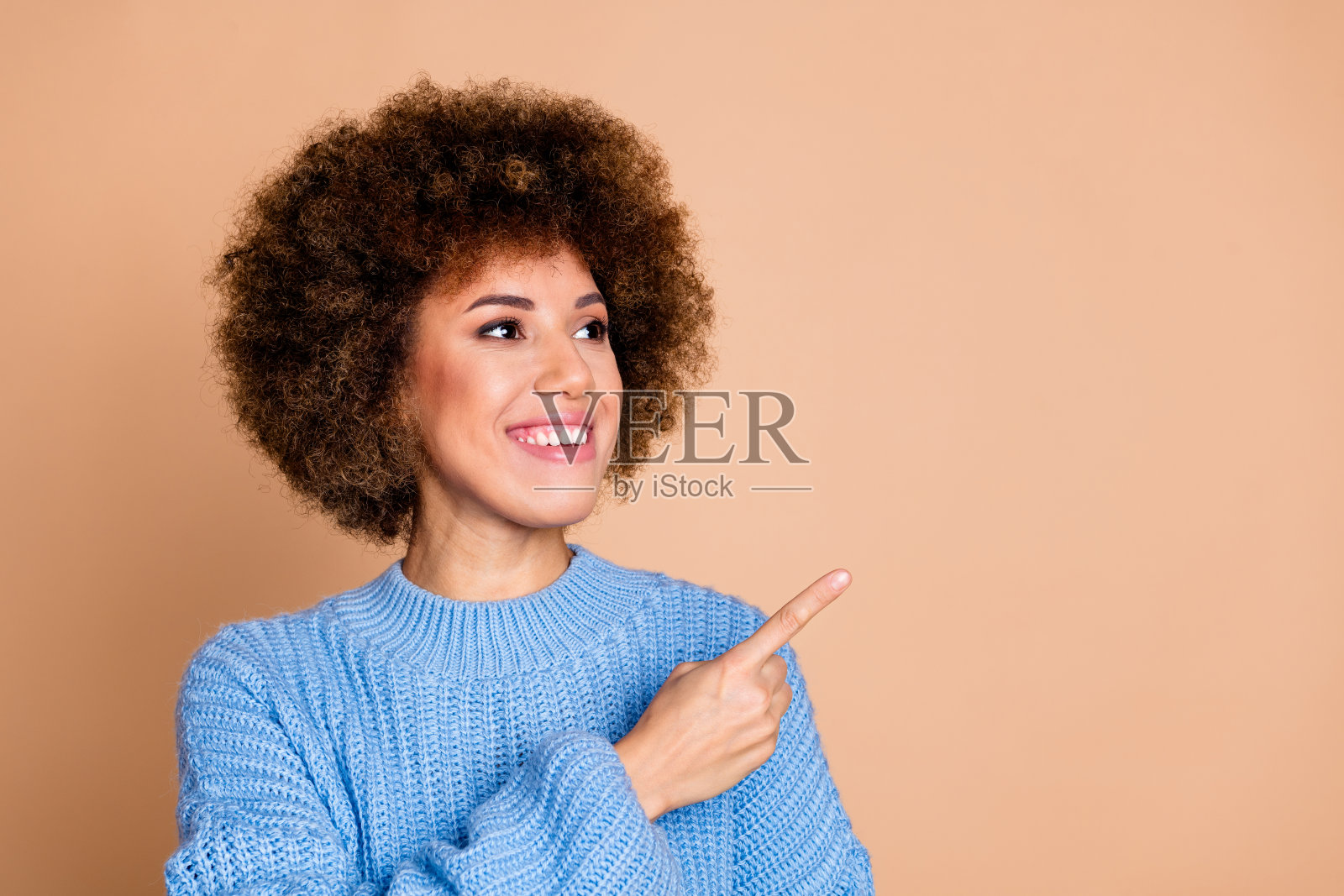 照片积极的女孩与chevelure穿着蓝色针织毛衣指导看着销售空白空间孤立在柔和的颜色背景照片摄影图片