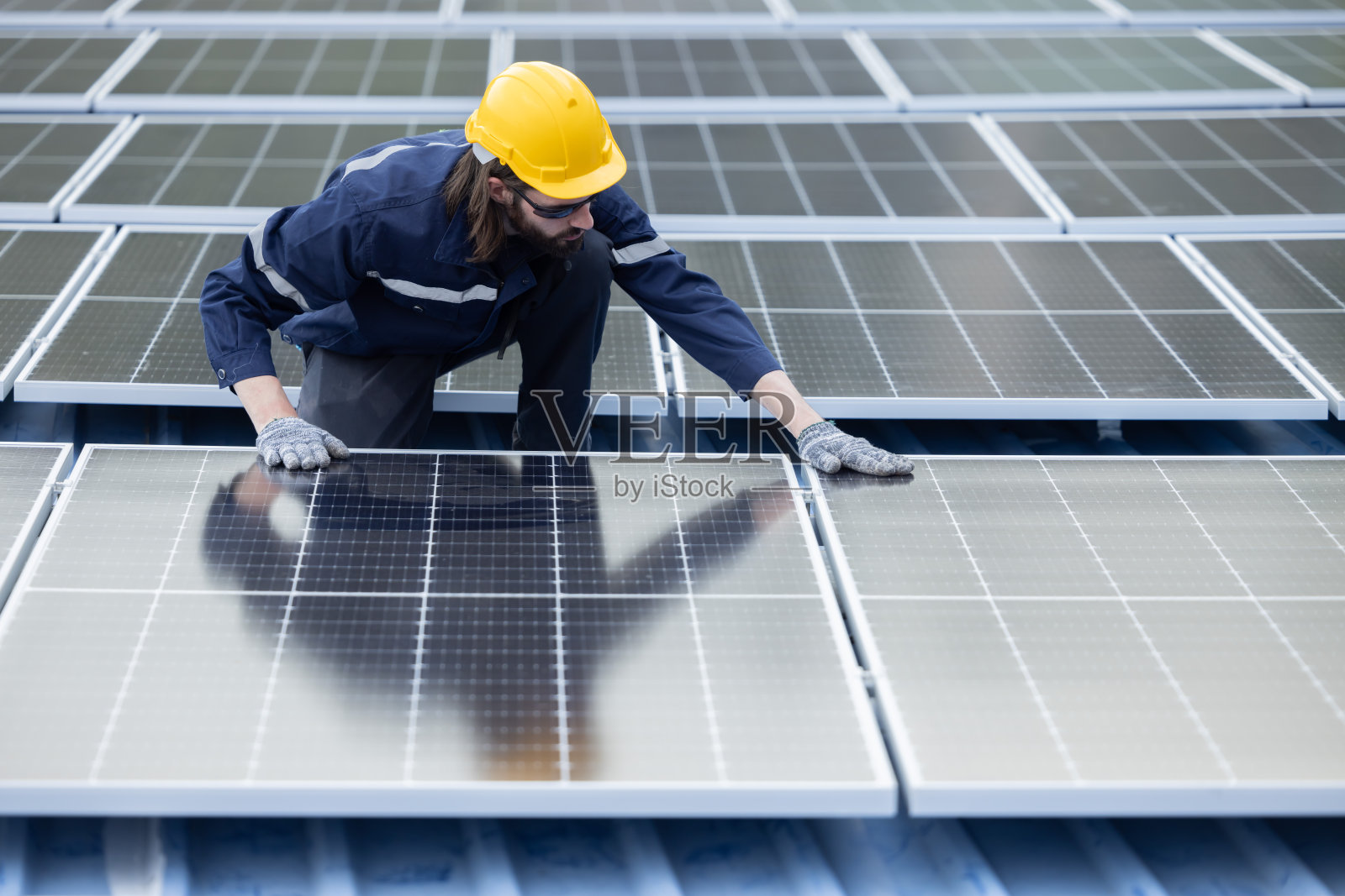 工程师在工厂屋顶检查太阳能电池板照片摄影图片