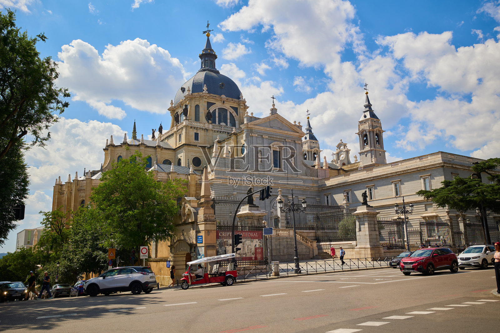 夏天马德里的阿尔穆德纳大教堂照片摄影图片