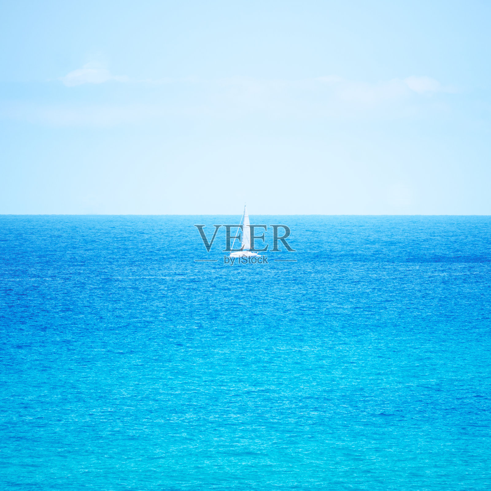 白色的帆船在大海或海洋的蓝色水域照片摄影图片