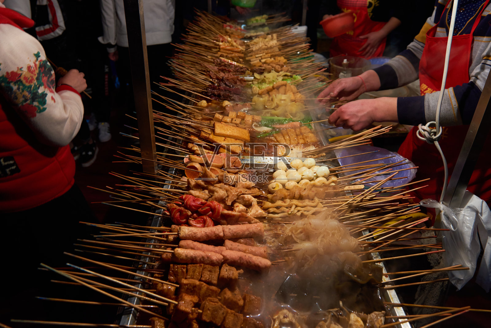 夜市摊位上的食物的高视角照片摄影图片