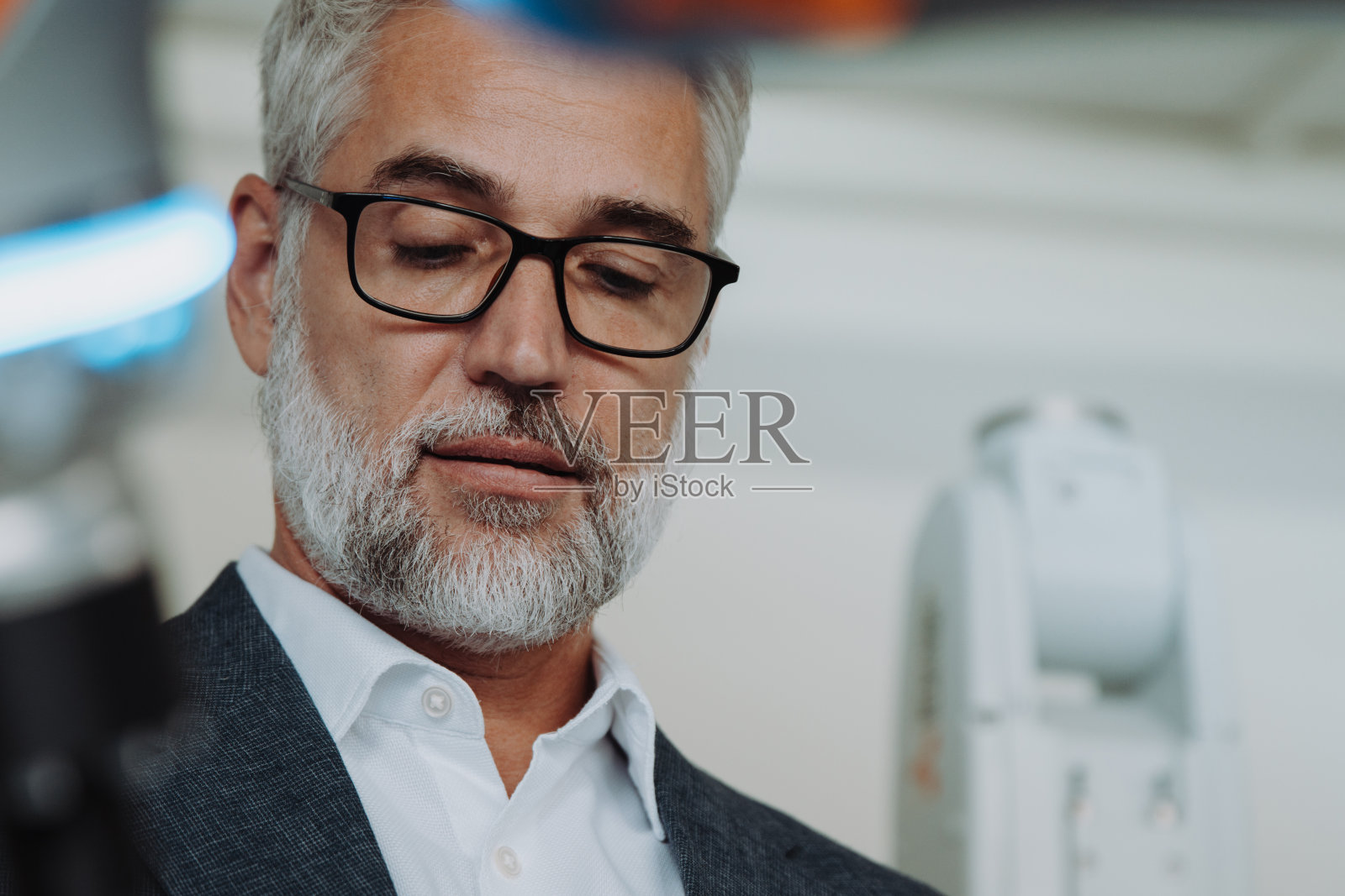 机器人工程师在实验室的肖像。现代工业技术的概念，自动化流程，汽车照片摄影图片