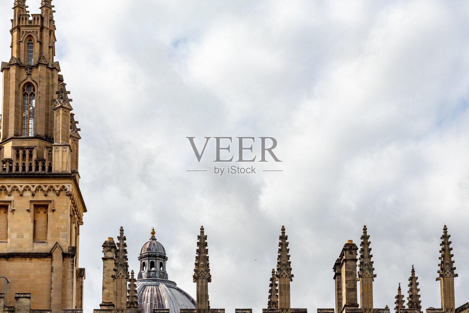 英国牛津，多云的天空衬托着尖顶的历史建筑。照片摄影图片