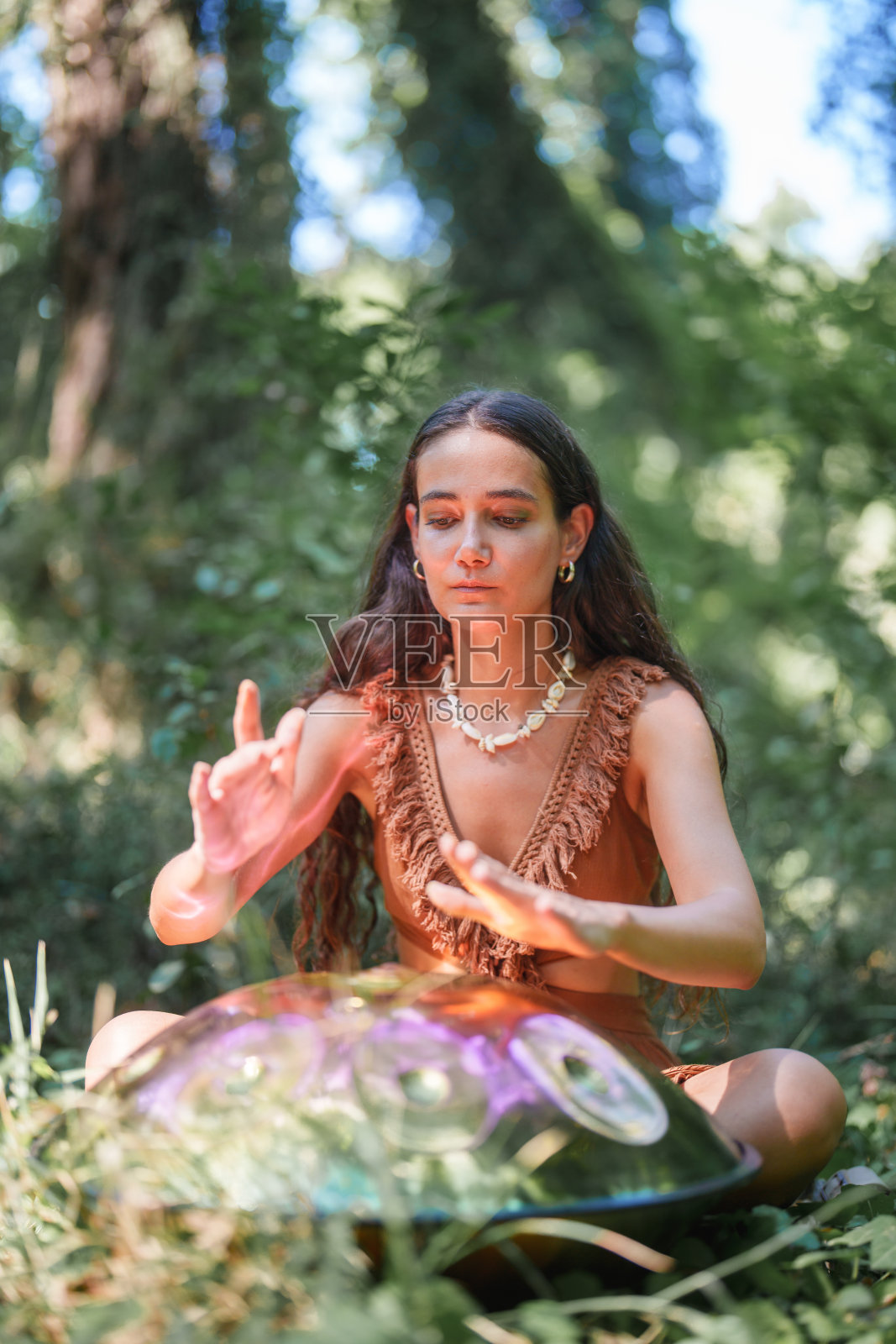 环保主义者在森林里玩手盆照片摄影图片