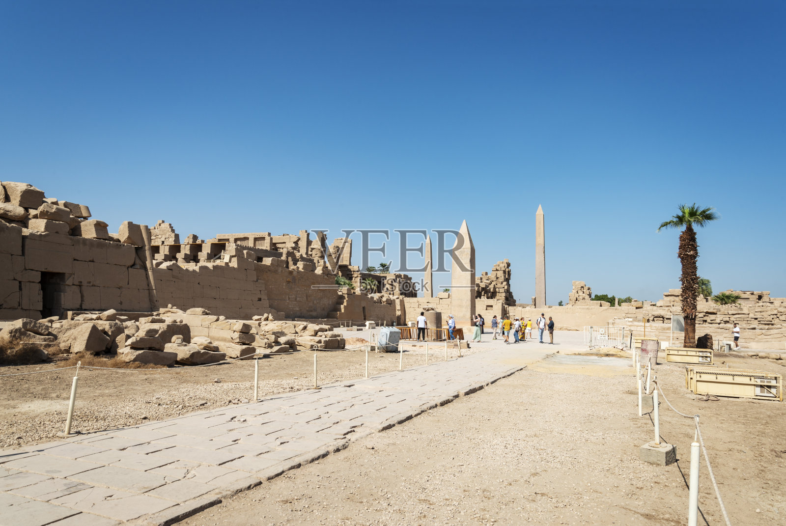 在卡纳克神庙的游客照片摄影图片