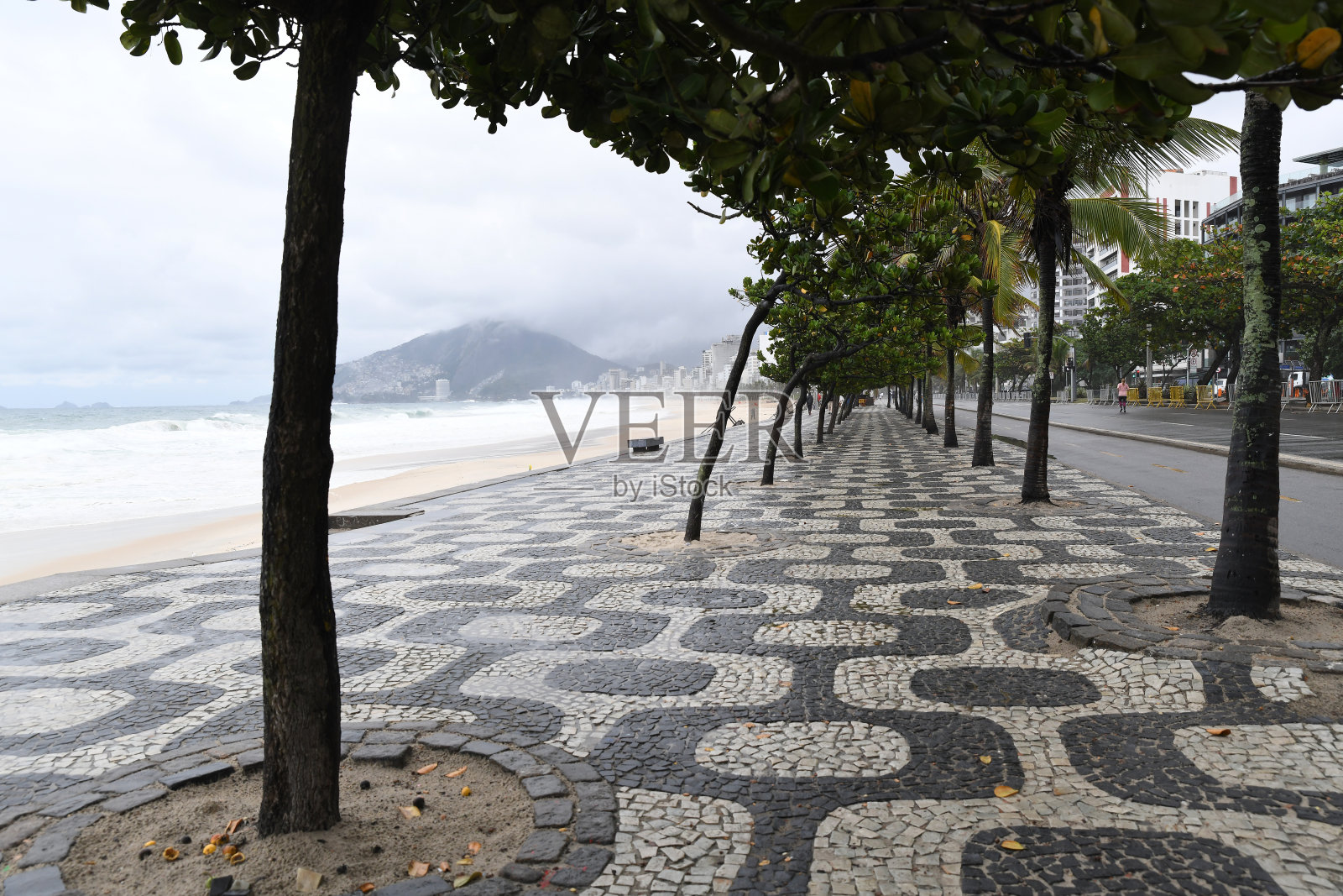 里约热内卢，科帕卡巴纳，荒凉的海滩和林荫大道照片摄影图片