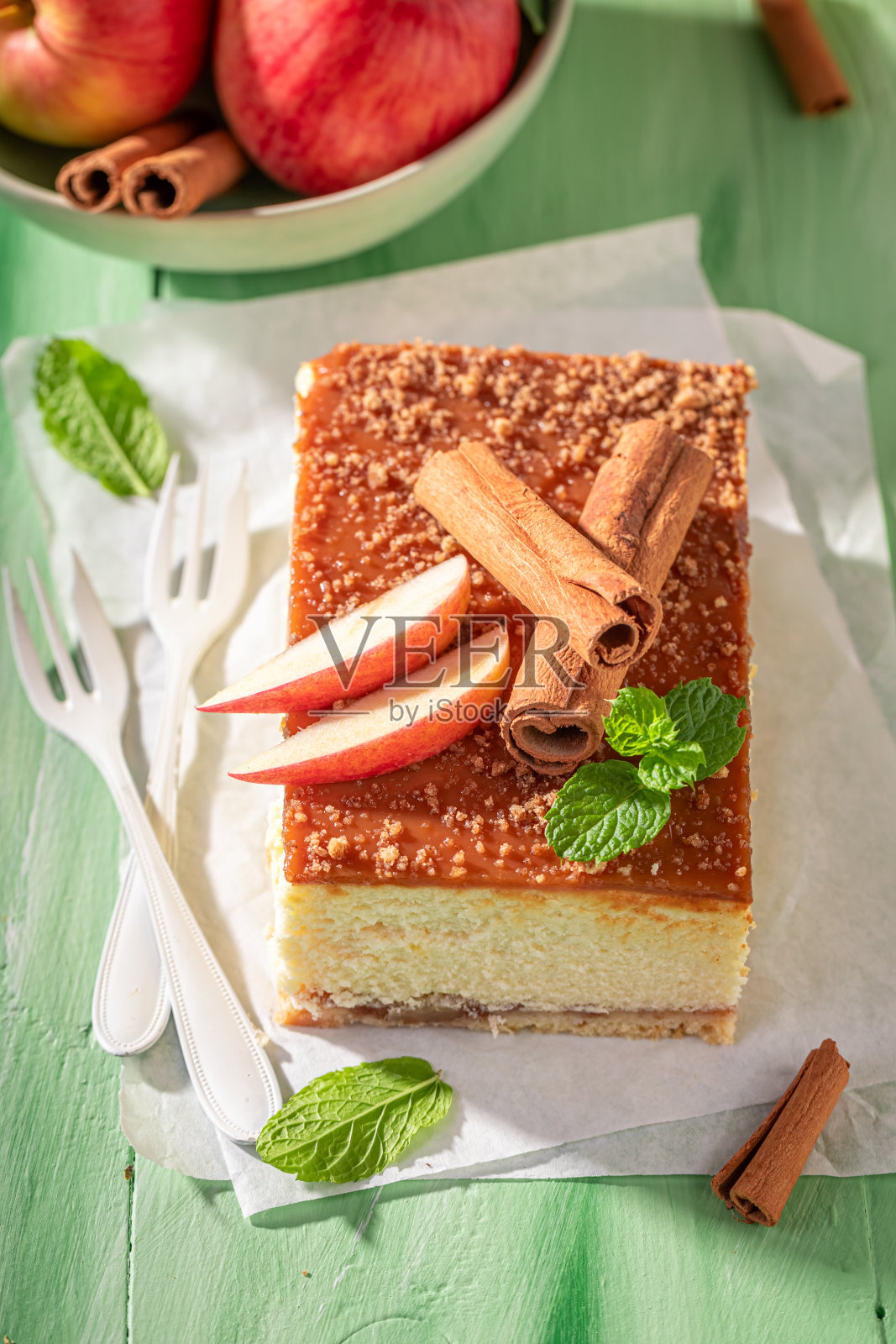 香甜可口的芝士蛋糕，有焦糖和肉桂味。照片摄影图片