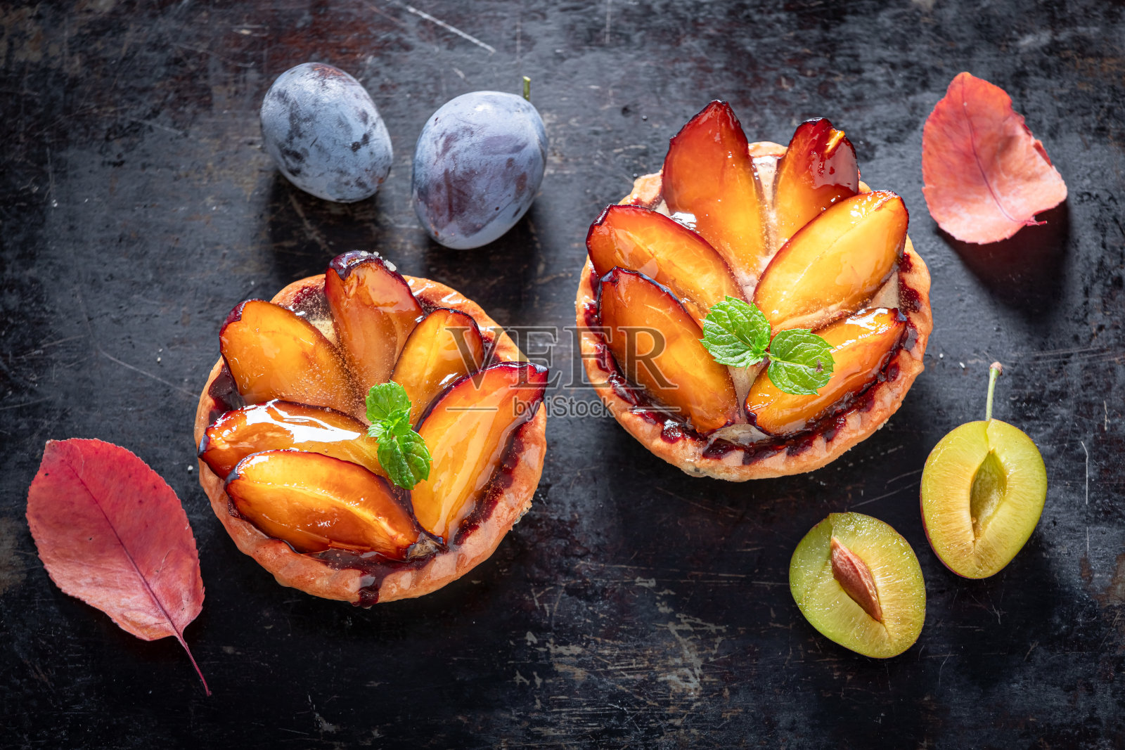 由果冻和李子制成的美味甜美的迷你挞。照片摄影图片