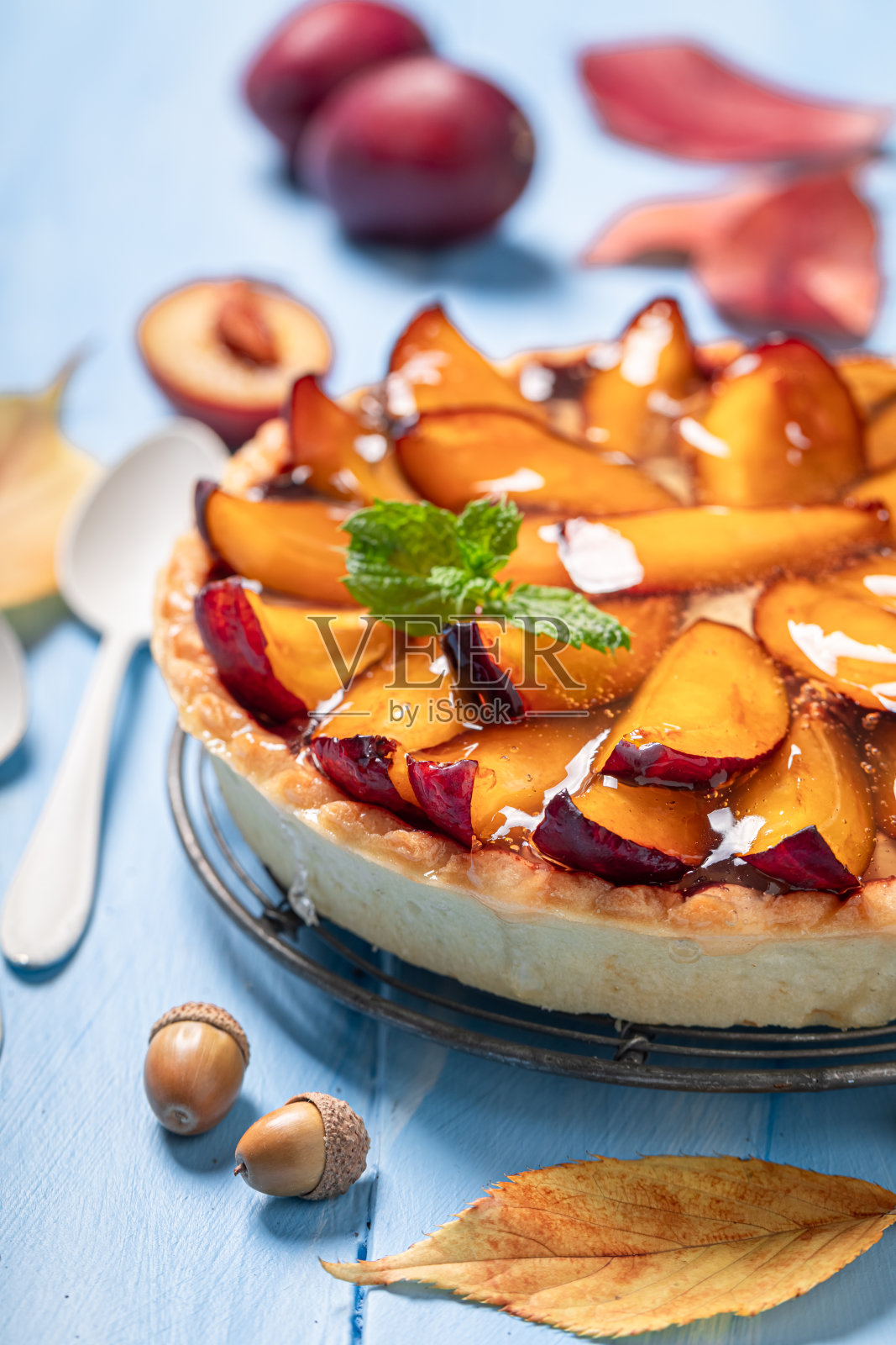 自制的美味李子挞配上当地的水果。照片摄影图片