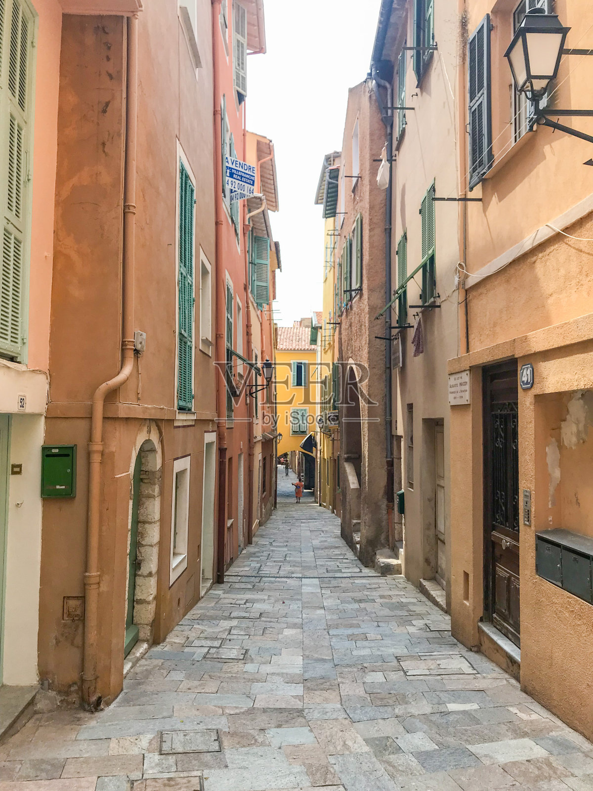 法国南部滨海维勒弗朗什的老城街道照片摄影图片