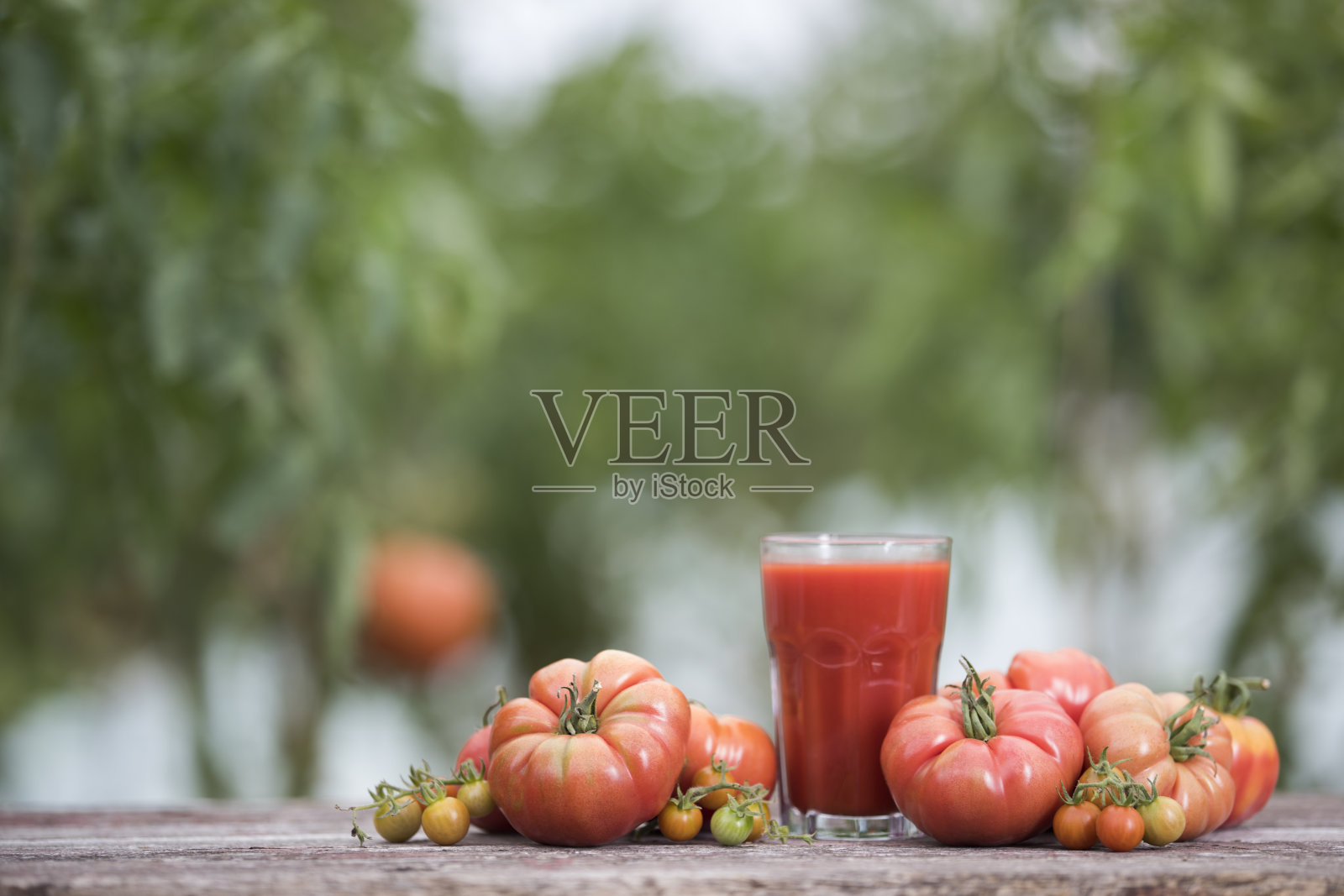 新鲜的番茄汁，木质背景照片摄影图片