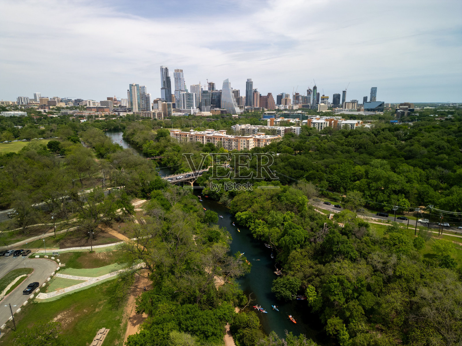 奥斯汀天际线的鸟瞰图与河流和皮划艇。照片摄影图片
