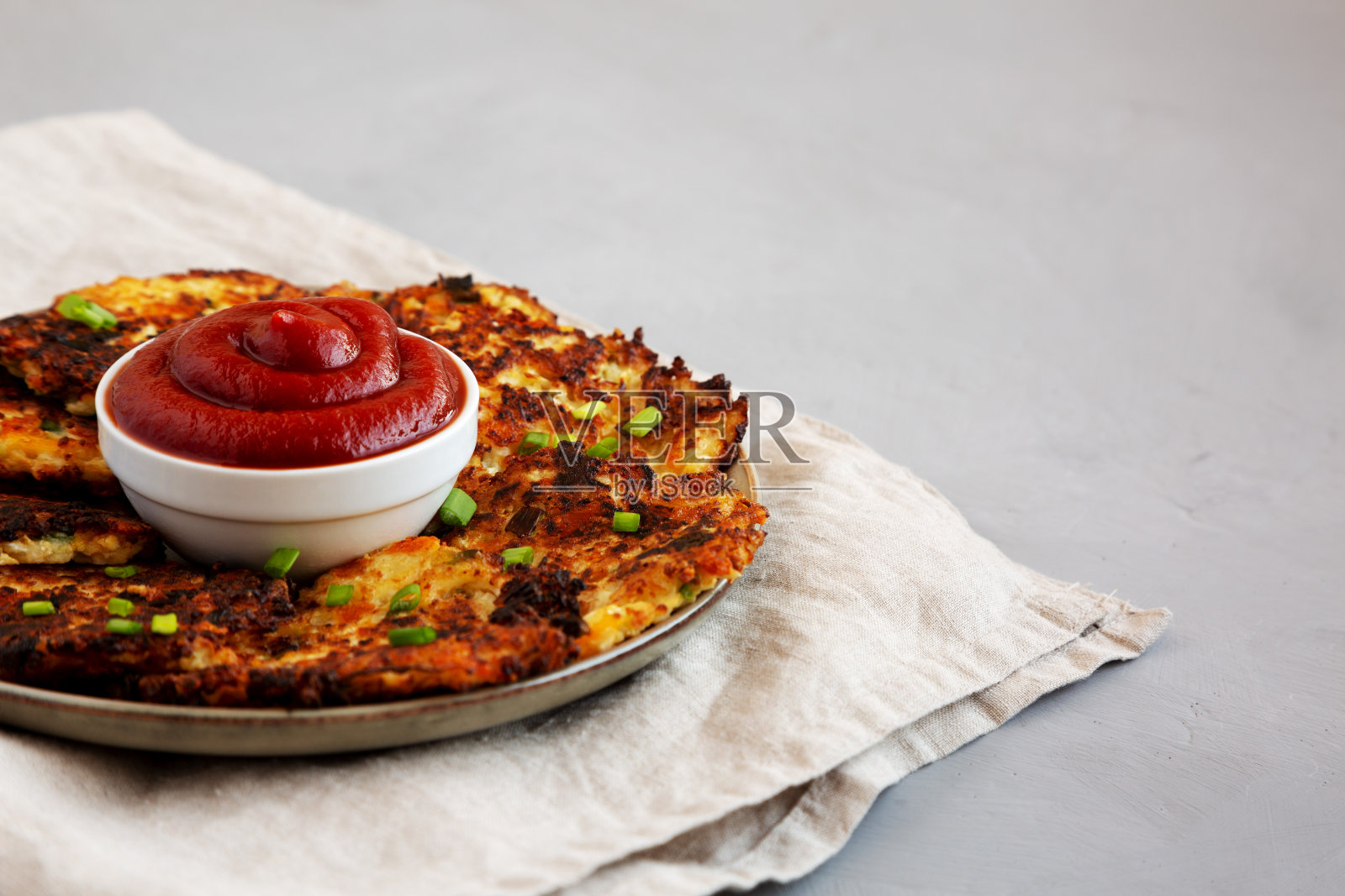 自制花椰菜切达油饼配韭菜，侧视图。文本空间。照片摄影图片