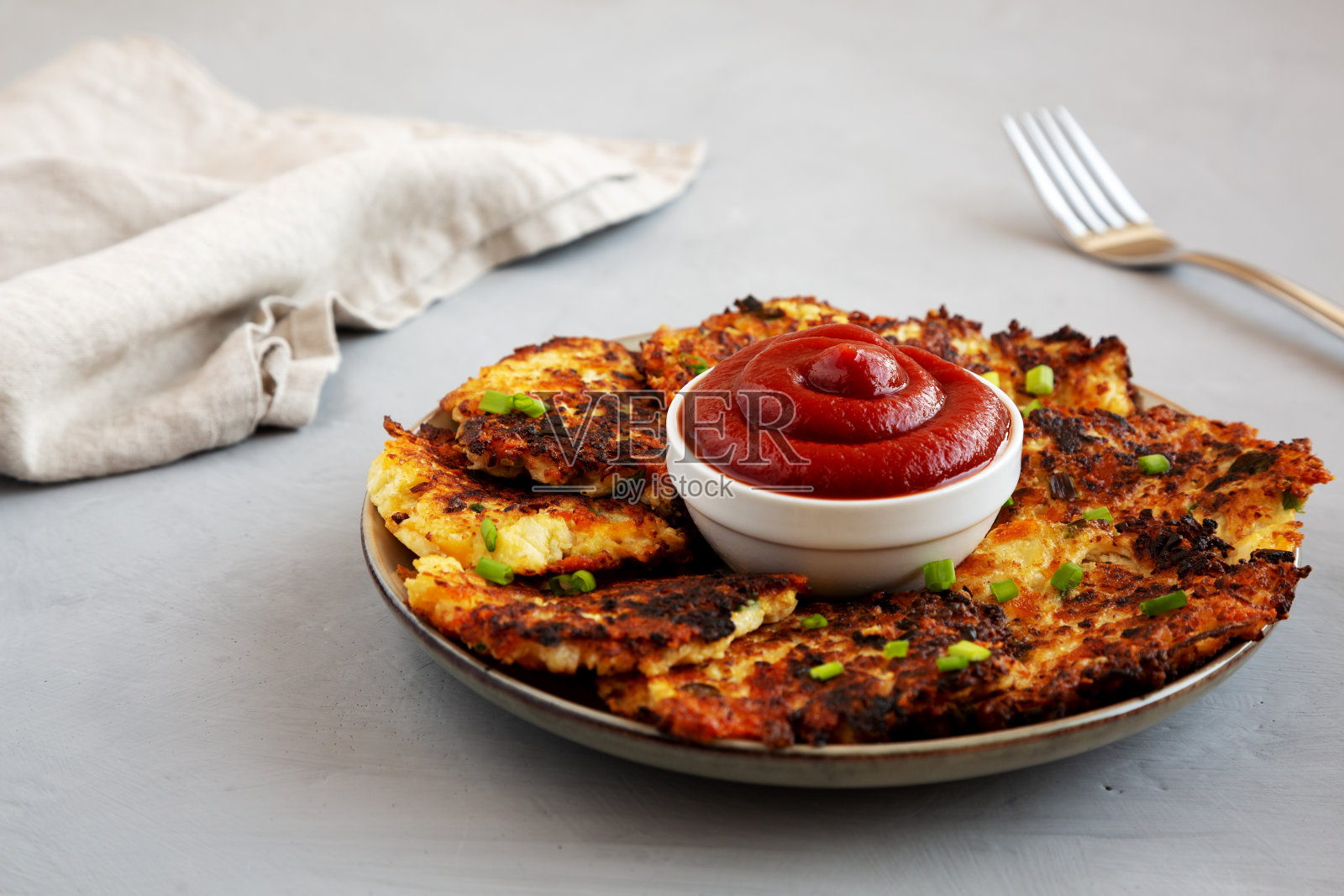 自制花椰菜切达油饼配韭菜，侧视图。特写镜头。照片摄影图片