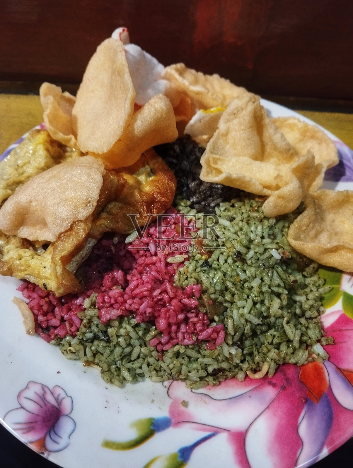 红绿炒饭配炒蛋和饼干照片摄影图片