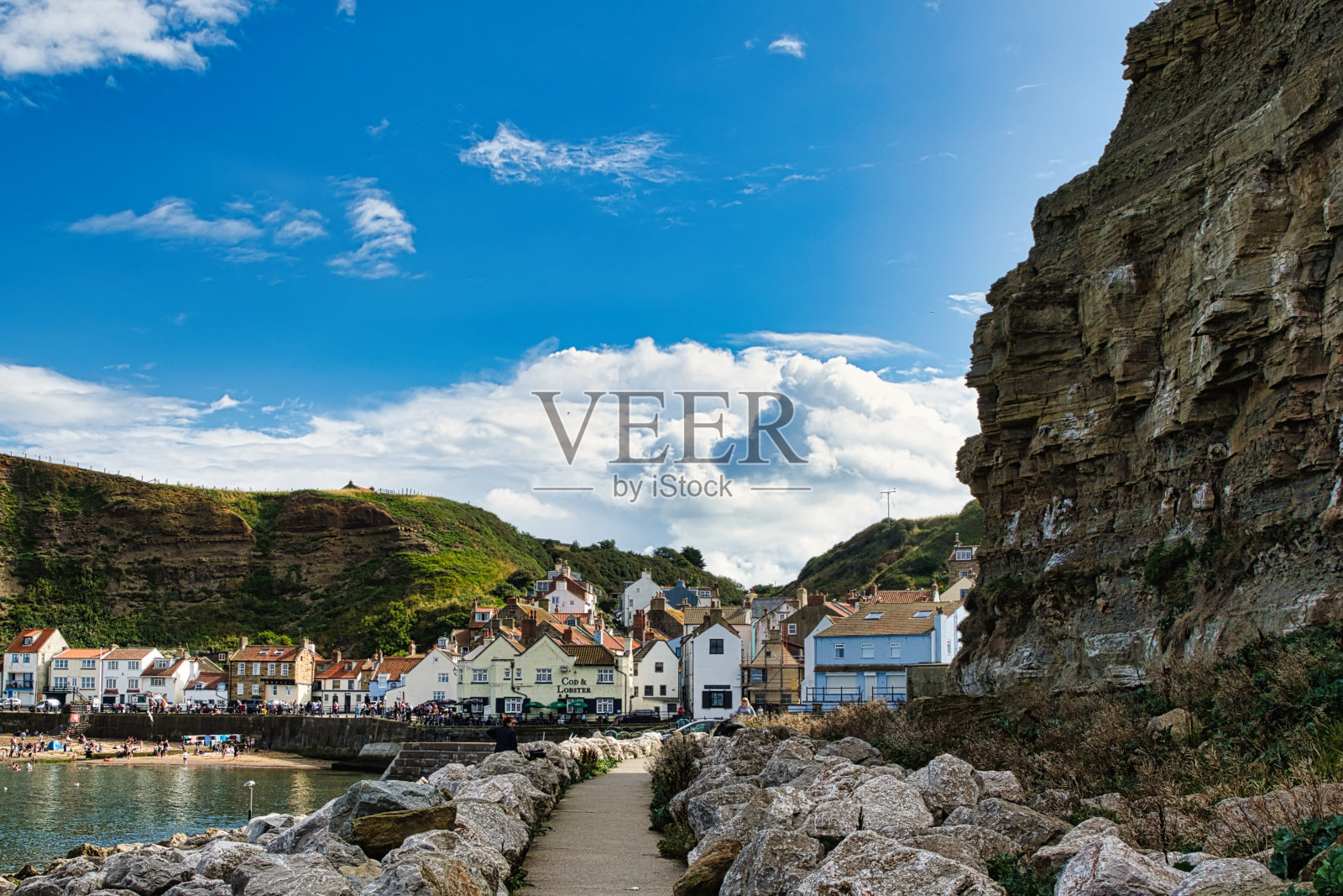 英国斯泰尔斯，古雅的海边村庄，在蓝天白云下，有岩石悬崖。照片摄影图片